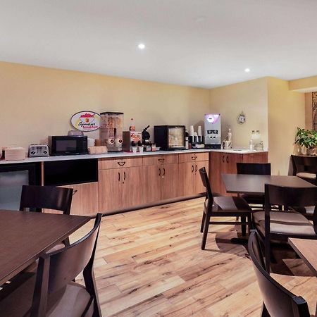 Super 8 By Wyndham Cornwall On Buitenkant foto