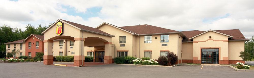 Super 8 By Wyndham Cornwall On Buitenkant foto