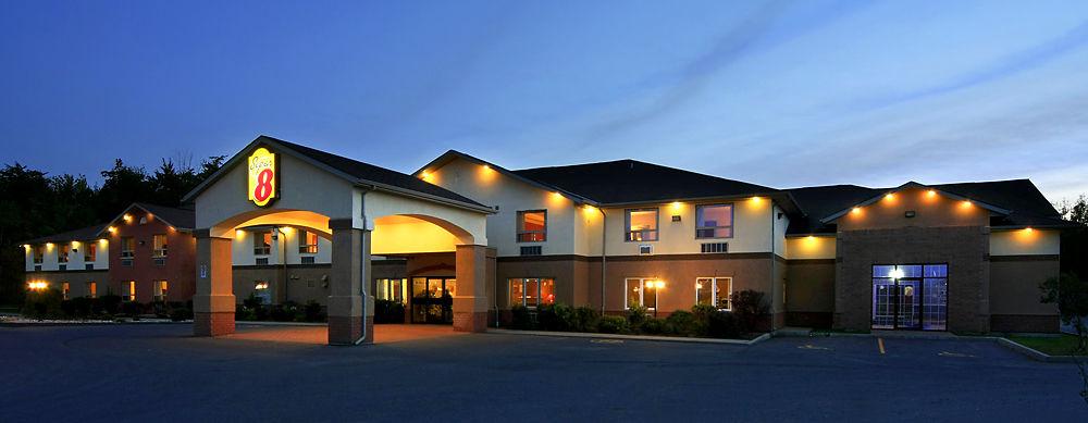 Super 8 By Wyndham Cornwall On Buitenkant foto