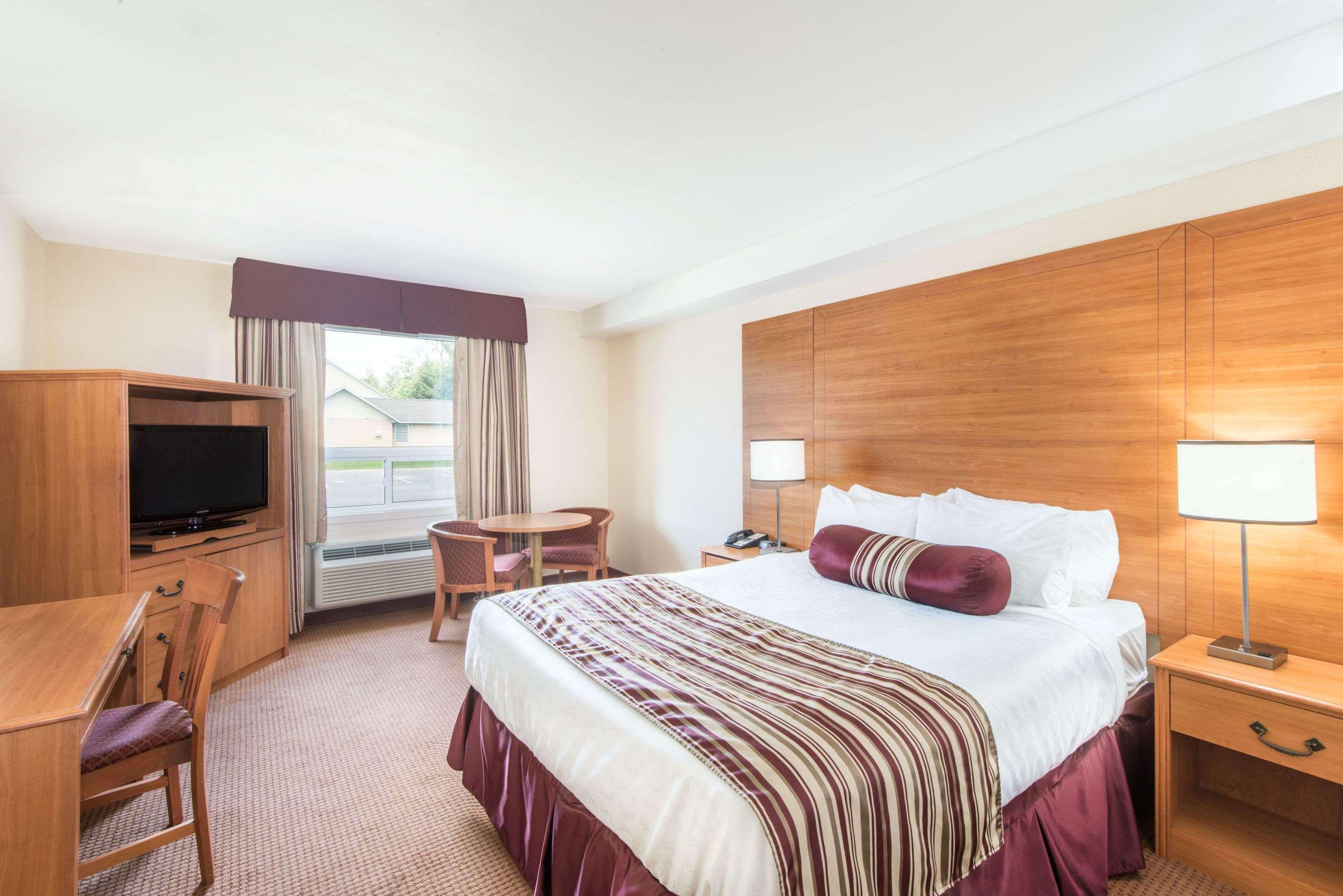 Super 8 By Wyndham Cornwall On Buitenkant foto