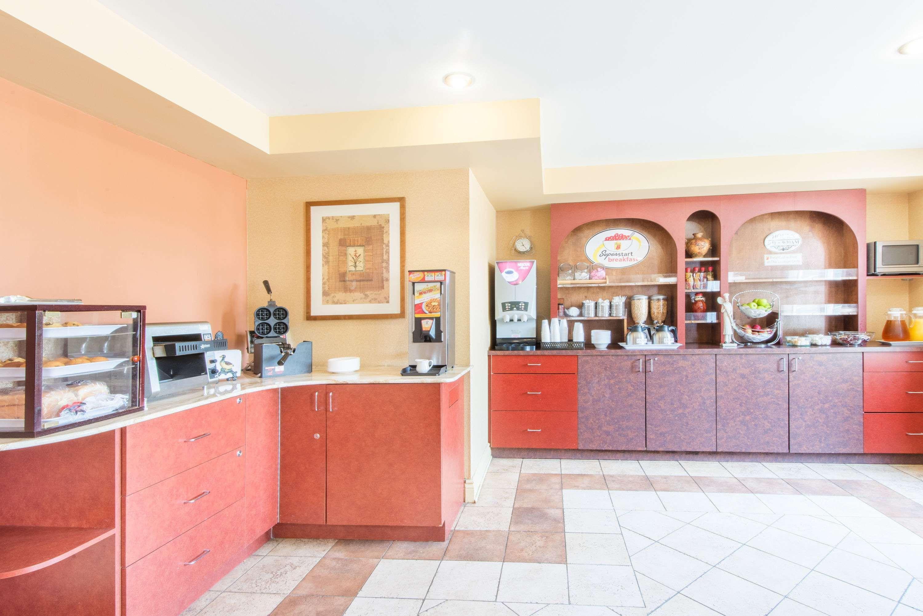 Super 8 By Wyndham Cornwall On Buitenkant foto