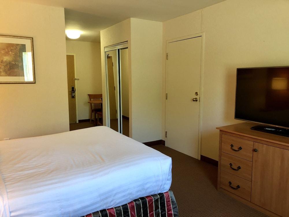 Super 8 By Wyndham Cornwall On Buitenkant foto