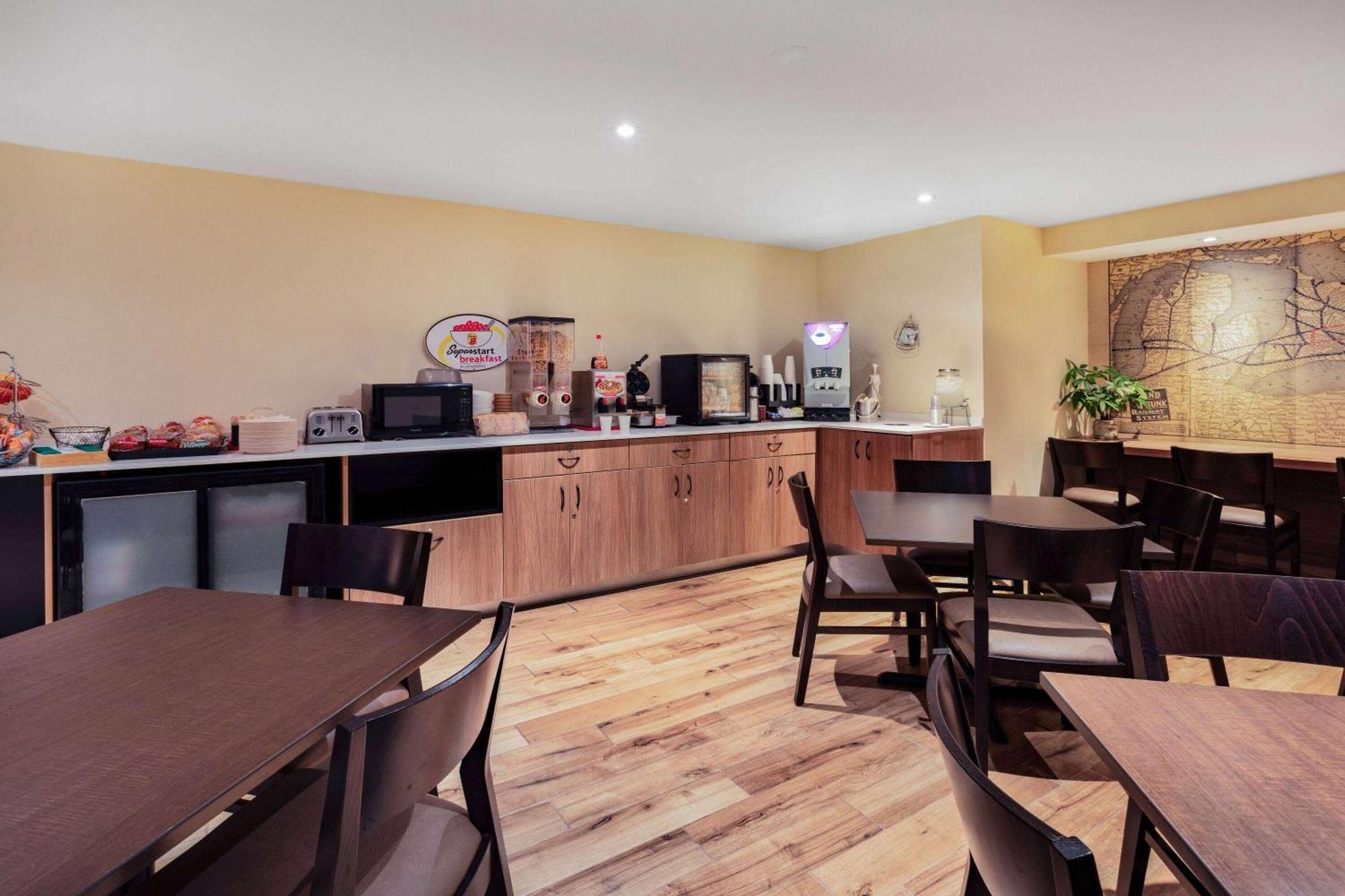 Super 8 By Wyndham Cornwall On Buitenkant foto
