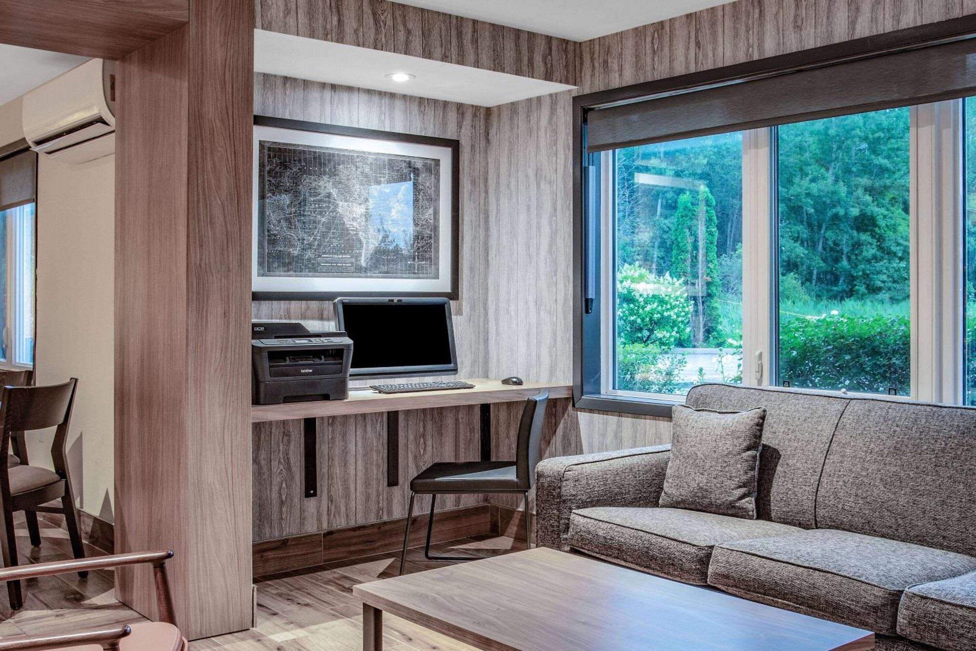 Super 8 By Wyndham Cornwall On Buitenkant foto