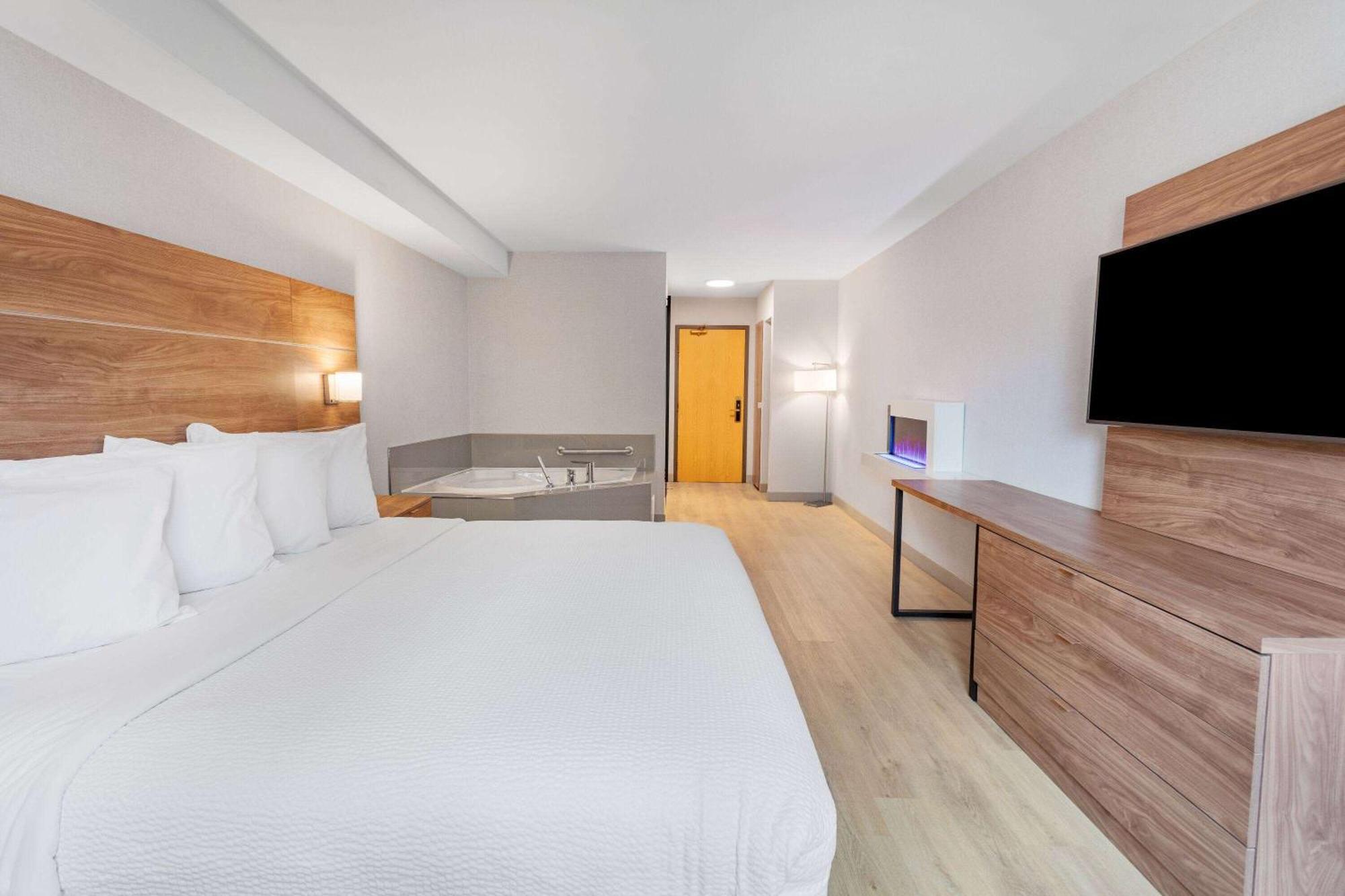 Super 8 By Wyndham Cornwall On Buitenkant foto