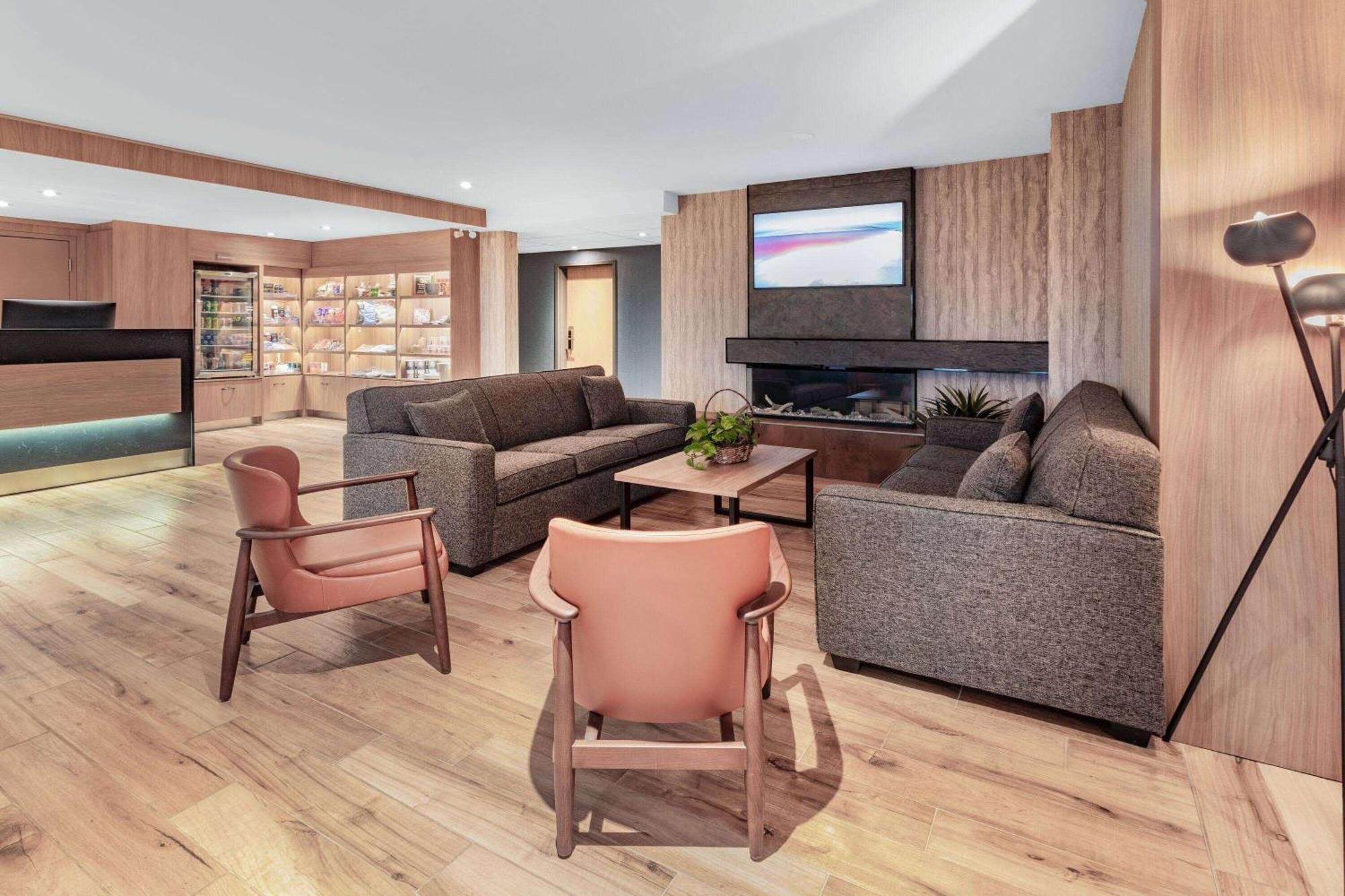 Super 8 By Wyndham Cornwall On Buitenkant foto