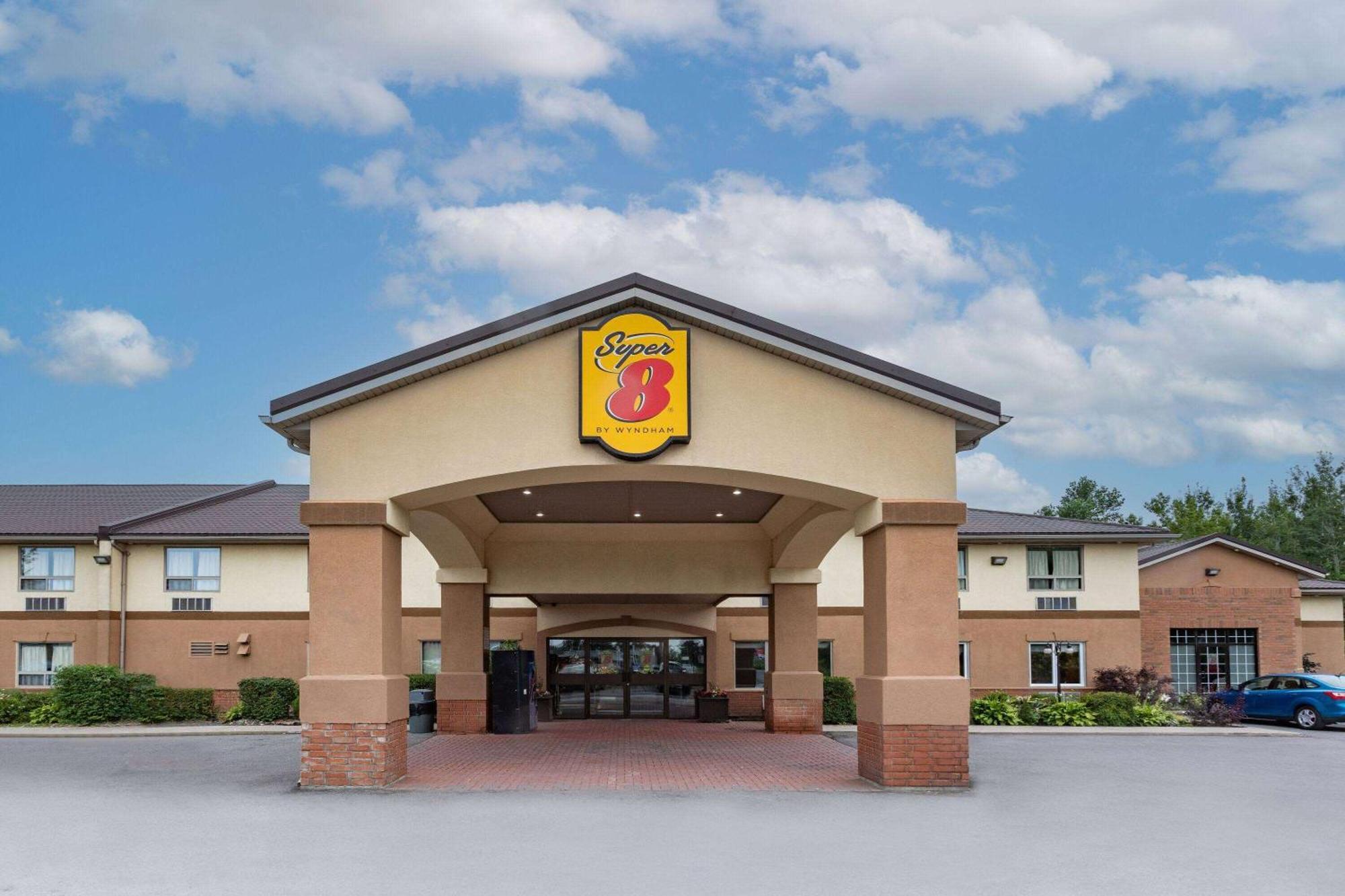 Super 8 By Wyndham Cornwall On Buitenkant foto